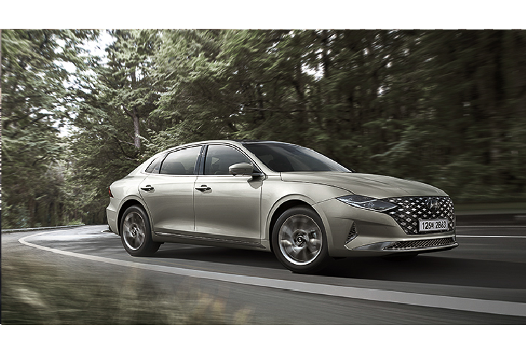 Xe sử dụng 4 tùy chọn động cơ gồm xăng 2.5L, xăng 3.3L, hybrid 2.4L và LPi 3.0L. Trong đó, bản chạy xăng 2.5L cho công suất 198 mã lực và mô men xoăn cực đại 250 Nm. Mức tiêu thụ nhiên liệu của xe (khi chạy mâm 17 inch) sẽ là 8,4 L/ 100km, tiết kiệm hơn 6,3% so với trước. Hiện giá xe Hyundai Grandeur 2020 mới chưa được công bố.