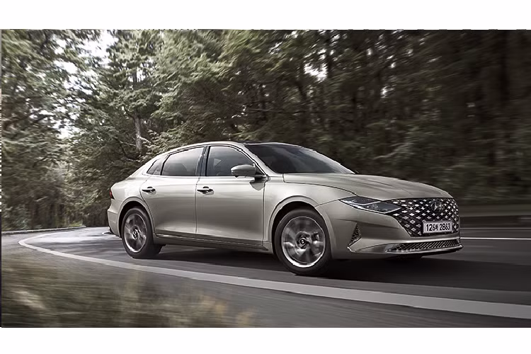 Xe sử dụng 4 tùy chọn động cơ gồm xăng 2.5L, xăng 3.3L, hybrid 2.4L và LPi 3.0L. Trong đó, bản chạy xăng 2.5L cho công suất 198 mã lực và mô men xoăn cực đại 250 Nm. Mức tiêu thụ nhiên liệu của xe (khi chạy mâm 17 inch) sẽ là 8,4 L/ 100km, tiết kiệm hơn 6,3% so với trước. Hiện giá xe Hyundai Grandeur 2020 mới chưa được công bố.