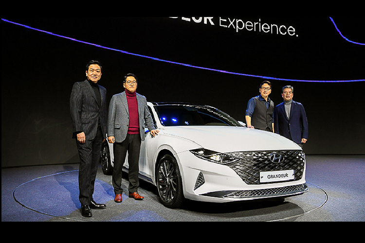 Điểm duy nhất không thay đổi có lẽ là dáng hất lên của đuôi xe. Ngoài ra, dòng chữ G R A N D E U R chạy ngang nắp cốp cũng giống như bản cũ. Dù chỉ là bản facelift nhưng Grandeur mới có trục cơ sở dài hơn 40 mm và rộng hơn 10 mm. Tổng thể chiếc xe bây giờ là dài x rộng x cao tương ứng 4.990 x 2.885 x 1.875 mm. Điều này hứa hẹn cho một không gian cabin rộng rãi hơn trước.