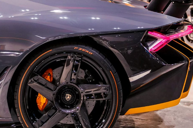 Kể cả ở bên trong, Lamborghini vẫn sử dụng sợi carbon một cách rộng rãi ở táp-lô, bảng điều khiển trung tâm và đặc biệt là ghế ngồi của xe.