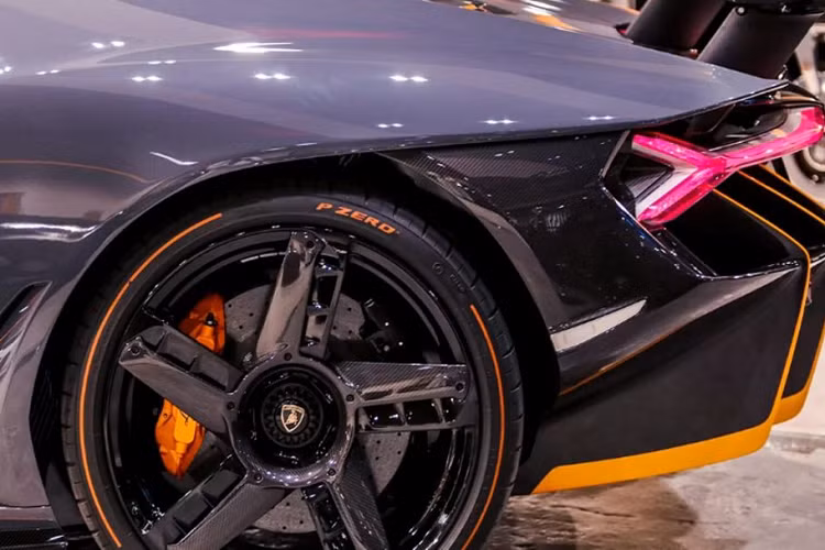 Kể cả ở bên trong, Lamborghini vẫn sử dụng sợi carbon một cách rộng rãi ở táp-lô, bảng điều khiển trung tâm và đặc biệt là ghế ngồi của xe.