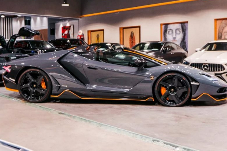Giờ đây, giá bán lại của một trong số 20 chiếc Lamborghini Centenario Roadster được sản xuất hiện ở Riyadh, Ả Rập vào mức gấp đôi giá khởi điểm, 4 triệu USD (tương đương khoảng 92,8 tỷ đồng).