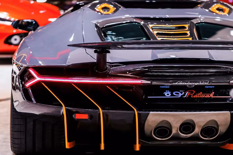 Sức mạnh vẫn được truyền đến cả bốn bánh xe thông qua hộp số tự động ly hợp đơn 7 cấp. Centenario Roadster có khả năng đạt vận tốc 100 km/h chỉ trong 2,8 giây và tốc độ tối đa được giới hạn ở mức 350 km/h.