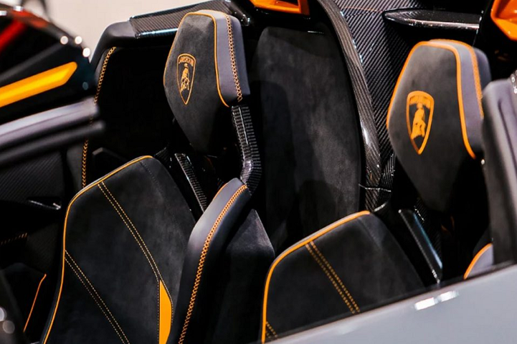 Là một phiên bản đặc biệt của dòng Aventador nên Lamborghini Centenario vẫn được trang bị động cơ V12 hút khí tự nhiên, dung tích 6.5 lít nhưng được tinh chỉnh cho ra công suất cực đại 770 mã lực cùng 690 Nm mô-men xoắn.