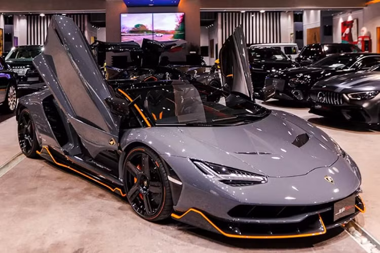 Bên trong, nội thất của chiếc Centenario Roadster hàng hiếm này được bọc da lộn Alcantara màu đen kết hợp cùng nhiều chi tiết và chỉ khâu tương phản màu cam nổi bật.