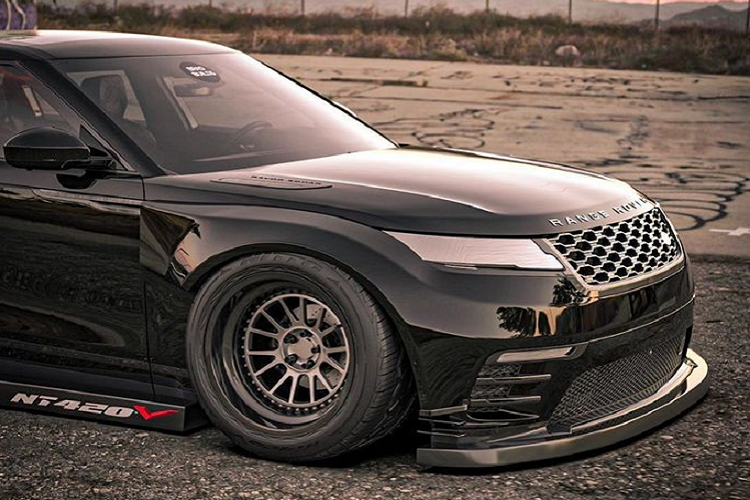 Với những trang bị này, siêu xe Ranger Rover Velar có thể được coi như một phiên bản đua thực thụ, hay một mẫu SUV đua của đội Lamborghini hay Ferrari. Đặc biệt hơn, sự xuất hiện của cánh lướt gió phía sau từ sợi carbon sẽ càng gia tăng tính khí động học, giúp chiếc xe bám đường hơn nữa.