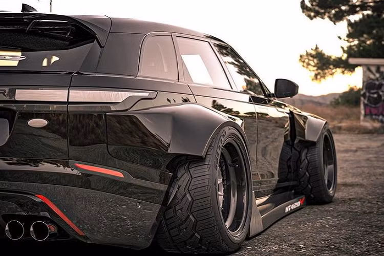 Bên cạnh đó, SVO và SVR cũng là hai cái tên đáng chú ý và gây tiếng tăm với những bản độ “xắt ra miếng” trên chiếc Range Rover Velar này.