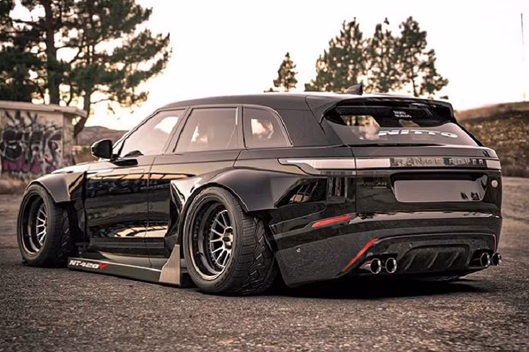 Ngoại trừ lớp sơn đen lạnh lùng và đẳng cấp, tổng thể của gói trang bị trên phiên bản Velar này có vẻ khá “phi lý” bởi các bánh xe sẽ khó có thể có thể vận hành “suôn sẻ” mà không chạm vào tấm ốp bên ngoài.