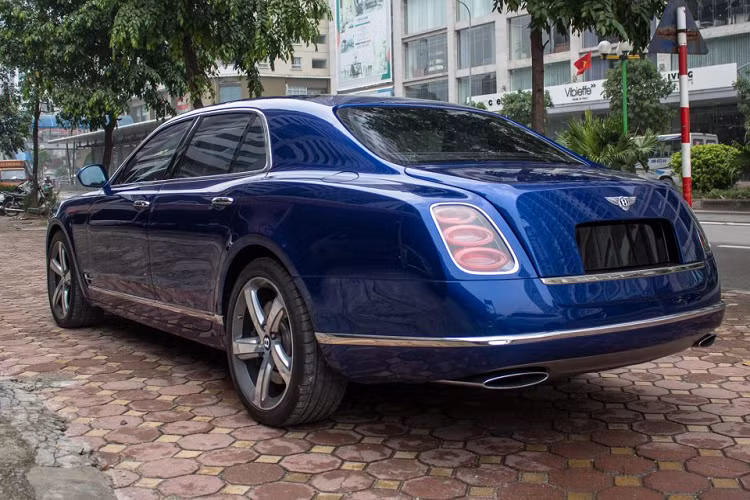 Về ngoại hình, Bentley Mulsanne gây ấn tượng mạnh với chiều dài cơ sở lên tới 5,575mm, chiều cao lên tới 1,521mm. Điều này làm chiếc xe trông khá to và chắc chắn, tạo cảm giác an toàn cho hành khách. Ở phần đầu xe, Bentley chọn thiết kế phẳng có phần cổ điển kết hợp cùng đèn LED chiếu sang kép tích hợp thêm chiếu sáng ban ngày dạng tròn khá đặc biệt.