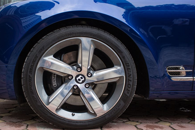 Đi kèm với dáng vẻ “đồ sộ” của Mulsanne Speed chính là bộ vành 5 chấu 21 inches màu xám được đánh bóng cẩn thận. Ở giữa là logo chữ B truyền thống. Chiếc xe được trang bị cùm phanh đen với chữ Bentley màu trắng. Thân xe còn được ốp những viền chrome tạo vẻ sang trọng, cùng hốc gió nhỏ phía bánh trước với logo “Speed” biểu trưng cho dòng xe.
