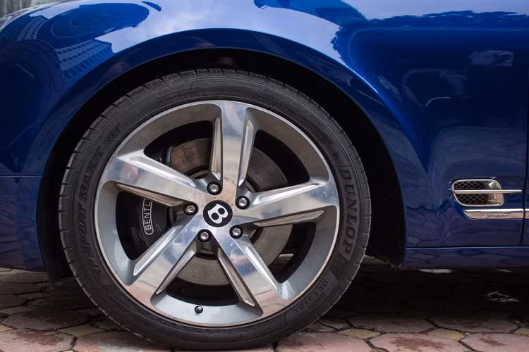 Đi kèm với dáng vẻ “đồ sộ” của Mulsanne Speed chính là bộ vành 5 chấu 21 inches màu xám được đánh bóng cẩn thận. Ở giữa là logo chữ B truyền thống. Chiếc xe được trang bị cùm phanh đen với chữ Bentley màu trắng. Thân xe còn được ốp những viền chrome tạo vẻ sang trọng, cùng hốc gió nhỏ phía bánh trước với logo “Speed” biểu trưng cho dòng xe.