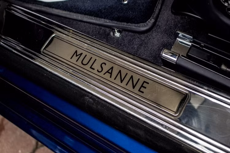 Miếng ốp trên cánh cửa được ốp gỗ Piano Black bóng bẩy cùng logo Bentley nhỏ ở chính giữa viền ốp. Những chi tiết khác được đánh bóng tạo vẻ sang trọng, quý phái. Chiếc xe được trang bị cửa sổ trời cho hàng ghế trước có thể đóng mở theo ý thích của chủ nhân.