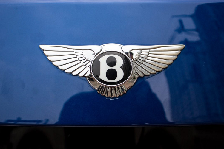 Lưới tản nhiệt đan chéo được chia làm 2 mảng giúp chiếc xe thêm phần sang trọng. Ở trước mũi xe chính là logo “Flying B” có thể mở đóng. Logo này không được trang bị trên các mẫu Bentley hiện hành khác cho tới thời gian gần đây, khi Bentley quyết định mang Flying B lên Flying Spur.