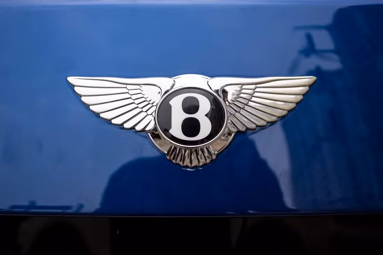 Lưới tản nhiệt đan chéo được chia làm 2 mảng giúp chiếc xe thêm phần sang trọng. Ở trước mũi xe chính là logo “Flying B” có thể mở đóng. Logo này không được trang bị trên các mẫu Bentley hiện hành khác cho tới thời gian gần đây, khi Bentley quyết định mang Flying B lên Flying Spur.