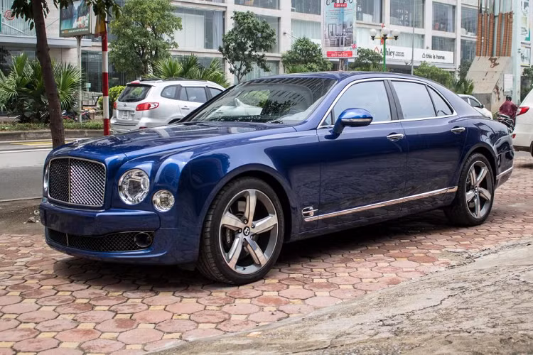Tại Việt Nam, xe siêu sang Bentley luôn nằm trong top sedan được các doanh nhân trẻ ưa chuộng. Chủ yếu tại nước ta thường có sự xuất hiện của hai phiên bản Continental Flying Spur và Mulsanne. Nếu những chiếc Continental GT là sự kết hợp của thể thao và sang trọng thì Mulsanne lại toát lên một vẻ quý phái, lịch sự.