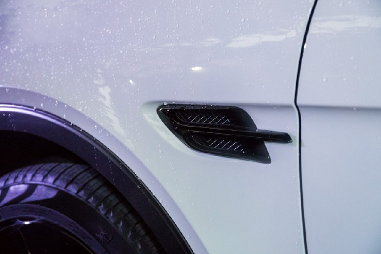 Bộ mâm đa chấu, màu bạc của xe cũng đã được thay thế bằng bộ mâm năm chấu bản lớn. Dĩ nhiên, bộ mâm này cũng được sơn đen và là một phần trong gói nâng cấp này. Nguyên bản, xe cũng sở hữu nhiều tùy chọn đắt giá như giá để đồ trên nóc, bệ bước chân ốp sợi carbon,…