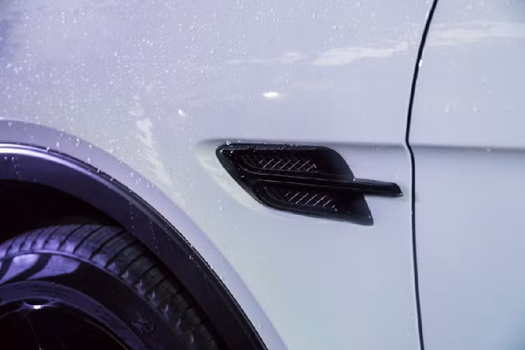 Bộ mâm đa chấu, màu bạc của xe cũng đã được thay thế bằng bộ mâm năm chấu bản lớn. Dĩ nhiên, bộ mâm này cũng được sơn đen và là một phần trong gói nâng cấp này. Nguyên bản, xe cũng sở hữu nhiều tùy chọn đắt giá như giá để đồ trên nóc, bệ bước chân ốp sợi carbon,…