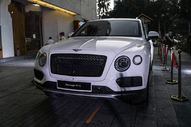 Chiếc SUV hạng sang Bentayga này được Bentley chính hãng Hà Nội lên cấu hình và mang về nước. Nhằm tạo nét mới cho chiếc xe vốn được trưng bày trong thời gian dài, đại lý Bentley chính hãng duy nhất Việt Nam đã thêm vào chiếc xe gói nâng cấp Black Specification.