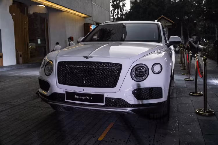 Chiếc SUV hạng sang Bentayga này được Bentley chính hãng Hà Nội lên cấu hình và mang về nước. Nhằm tạo nét mới cho chiếc xe vốn được trưng bày trong thời gian dài, đại lý Bentley chính hãng duy nhất Việt Nam đã thêm vào chiếc xe gói nâng cấp Black Specification.