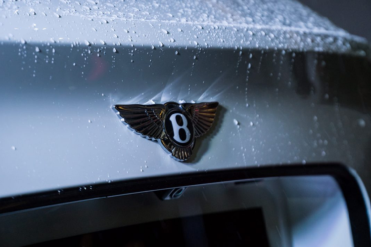 Được xây dựng trên cấu hình W12, đây là một trong những chiếc Bentley Bentayga W12 cuối cùng được Bentley Hà Nội đưa về nước trước khi chuyển hoàn toàn sang động cơ V8 tăng áp.