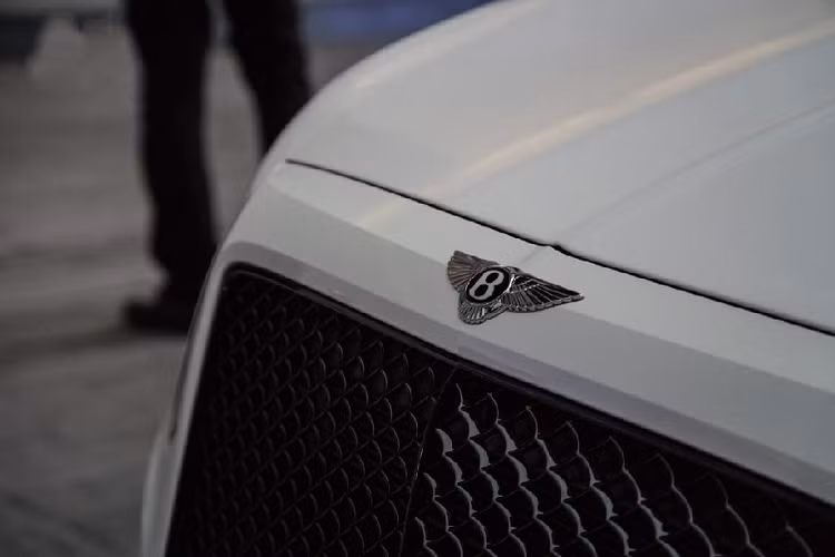 Nhằm đánh dấu sinh nhật lần thứ 100 năm của Bentley, đại lý Hà Nội đã dán lên thân xe logo kỷ niệm “100 Extraordinary Years” (100 năm tuyệt vời) màu vàng đẹp mắt.