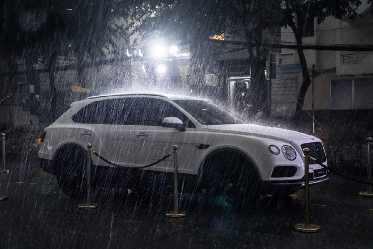 Giá xe Bentley Bentayga với gói nâng cấp Black Specification này hiện đang được bán bởi đại lý Bentley Hà Nội với mức khoảng hơn 20 tỷ đồng.