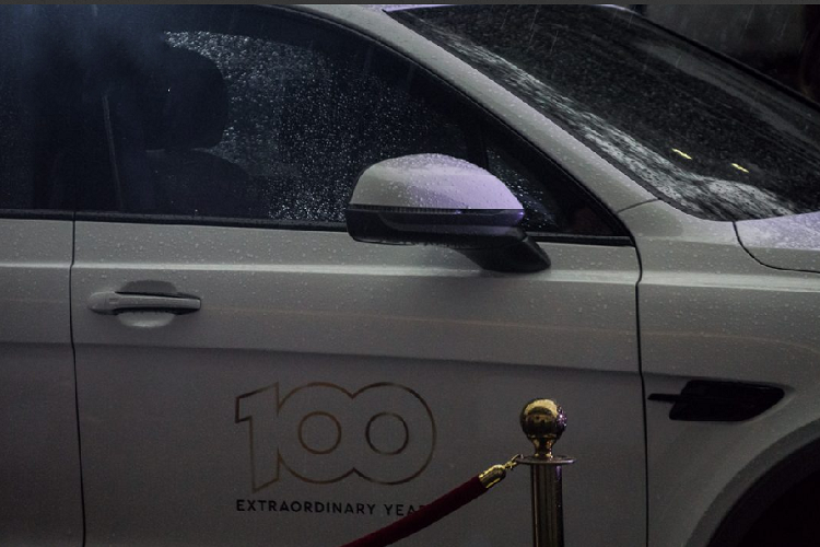 Bên trong, nội thất của xe được bọc da cao cấp màu da bò kết hợp cùng da bọc táp-lô màu đen. Nội thất xe cũng được ốp gỗ tại bảng táp-lô và cửa xe. Để tạo nét tương phản, logo Bentley được thêu màu đen trên lưng ghế, một số vị trí khác của nội thất cũng được bọc da màu đen.