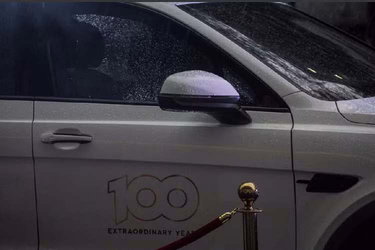 Bên trong, nội thất của xe được bọc da cao cấp màu da bò kết hợp cùng da bọc táp-lô màu đen. Nội thất xe cũng được ốp gỗ tại bảng táp-lô và cửa xe. Để tạo nét tương phản, logo Bentley được thêu màu đen trên lưng ghế, một số vị trí khác của nội thất cũng được bọc da màu đen.