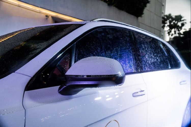 Động cơ W12 của xe có dung tích 6.0 lít, tăng áp kép, sản sinh công suất cực đại 608 mã lực và mô-men xoắn cực đại 900 Nm. Sức mạnh này thông qua hộp số tự động 8 cấp ZF đến cả 4 bánh xe, điều này giúp Bentayga W12 có khả năng tăng tốc 0 – 100 km/h trong 4.1 giây và vận tốc tối đa 301 km/h.