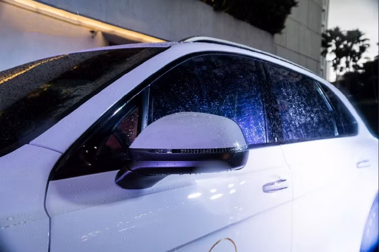 Động cơ W12 của xe có dung tích 6.0 lít, tăng áp kép, sản sinh công suất cực đại 608 mã lực và mô-men xoắn cực đại 900 Nm. Sức mạnh này thông qua hộp số tự động 8 cấp ZF đến cả 4 bánh xe, điều này giúp Bentayga W12 có khả năng tăng tốc 0 – 100 km/h trong 4.1 giây và vận tốc tối đa 301 km/h.