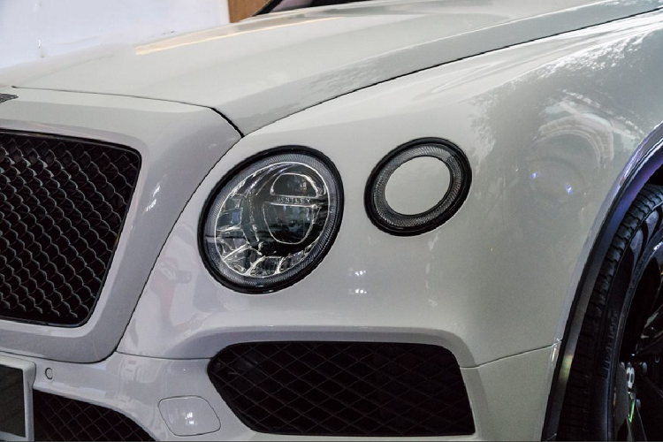 Theo đó, những chi tiết được mạ crom trên xe như lưới tản nhiệt, lưới hốc gió, viền cửa sổ, viền bánh xe cùng khu vực gắn biển số đều được thay thế bằng những chi tiết màu đen bóng.