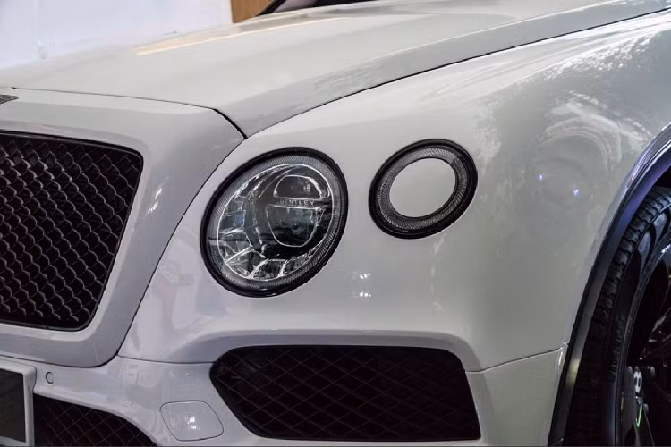 Theo đó, những chi tiết được mạ crom trên xe như lưới tản nhiệt, lưới hốc gió, viền cửa sổ, viền bánh xe cùng khu vực gắn biển số đều được thay thế bằng những chi tiết màu đen bóng.