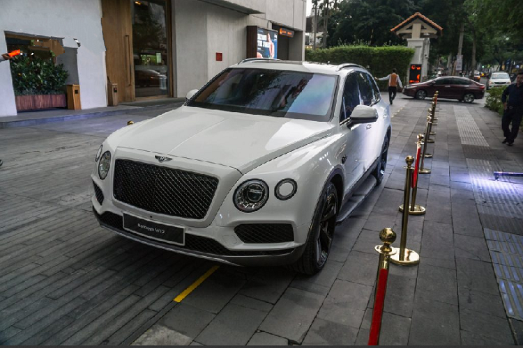 Tại Việt Nam, chiếc xe sang Bentley Bentayga được cá nhân hóa từ những màu sơ bản như trắng, đen hay đến những màu đặc biệt hơn như vàng cát, xanh dương, xanh cát hoặc thậm chí là dual-tone xanh lá – trắng sữa hay bản đặc biệt đánh dấu 100 năm thành lập hãng. Với màu sơn trắng không quá nổi bật, chiếc Bentayga trong bài lại đặc biệt khi được trang bị gói nâng cấp Black Specification của chính Bentley.