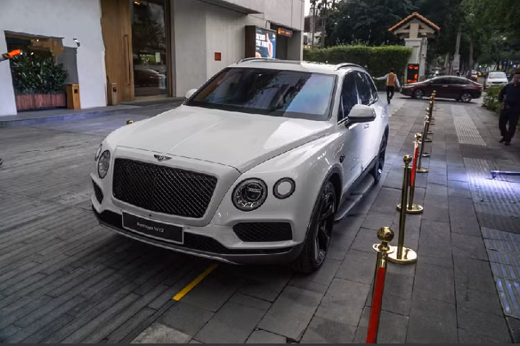 Tại Việt Nam, chiếc xe sang Bentley Bentayga được cá nhân hóa từ những màu sơ bản như trắng, đen hay đến những màu đặc biệt hơn như vàng cát, xanh dương, xanh cát hoặc thậm chí là dual-tone xanh lá – trắng sữa hay bản đặc biệt đánh dấu 100 năm thành lập hãng. Với màu sơn trắng không quá nổi bật, chiếc Bentayga trong bài lại đặc biệt khi được trang bị gói nâng cấp Black Specification của chính Bentley.