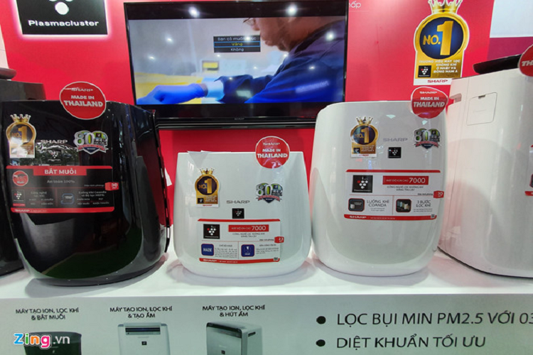 Theo đó, muỗi sẽ bị thu hút bởi đèn UV. Máy dẫn dụ muỗi bay qua các khe hẹp để vào trong. Sau đó thiết bị sẽ bắt muỗi bằng cách hút chúng vào bên trong và giữ lại bởi tấm keo. Muỗi sẽ bị dính vào tấm keo và không thể thoát ra được. 