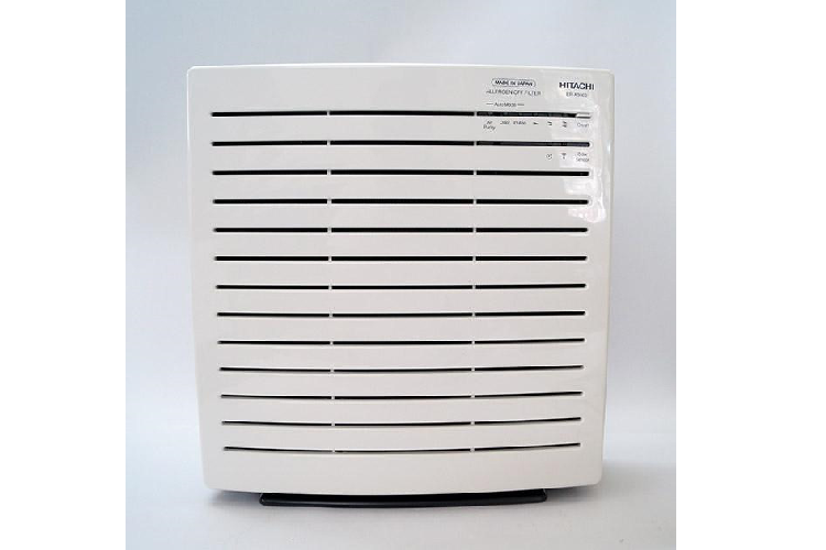 Hitachi EP-PZ30J 240 đang được bán với giá 4,2 triệu đồng, giảm 800.000 đồng. Máy có khả năng xử lý 99,97% bụi bẩn trong không khí (cả loại bụi kích thước siêu nhỏ PM 2.5). Ngoài ra, màng lọc còn giúp khử những mùi hôi khó chịu như thuốc lá, đồ ăn… Sản phẩm lọc bụi từ 6 hướng khác nhau, diện tích sử dụng khoảng 22-25 m2. Ảnh: Hitachi.