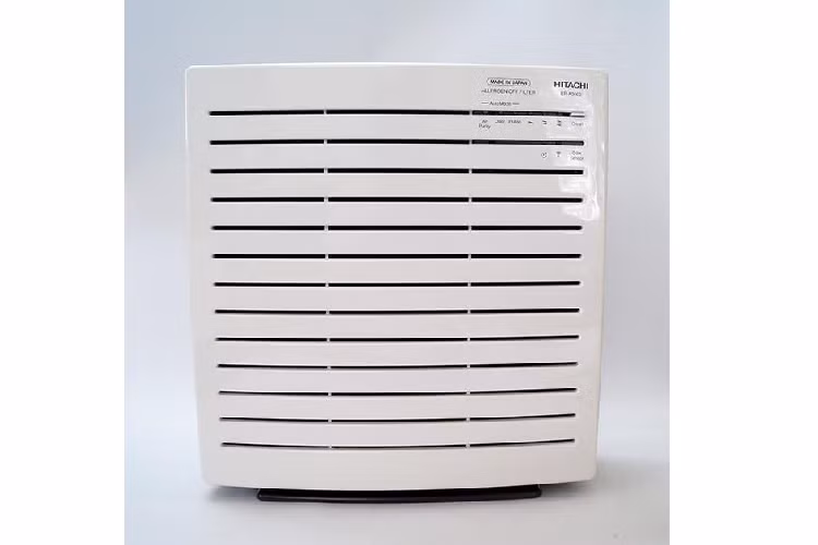 Hitachi EP-PZ30J 240 đang được bán với giá 4,2 triệu đồng, giảm 800.000 đồng. Máy có khả năng xử lý 99,97% bụi bẩn trong không khí (cả loại bụi kích thước siêu nhỏ PM 2.5). Ngoài ra, màng lọc còn giúp khử những mùi hôi khó chịu như thuốc lá, đồ ăn… Sản phẩm lọc bụi từ 6 hướng khác nhau, diện tích sử dụng khoảng 22-25 m2. Ảnh: Hitachi.