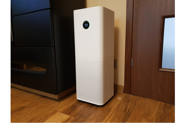 Xiaomi Mi Pro FJY4013GL được giảm 500.000 đồng, còn 4,9 triệu đồng. Sản phẩm sở hữu thiết kế hiện đại, người dùng có thể điều khiển, xem các chỉ số qua ứng dụng trên điện thoại. Thiết bị có màng lọc than hoạt tính khử mùi, khử chất độc, bụi bẩn kích thước 0.3 µm. Sản phẩm có thể đáp ứng diện tích phòng từ 35-60 m2. Ảnh: Mobileso.