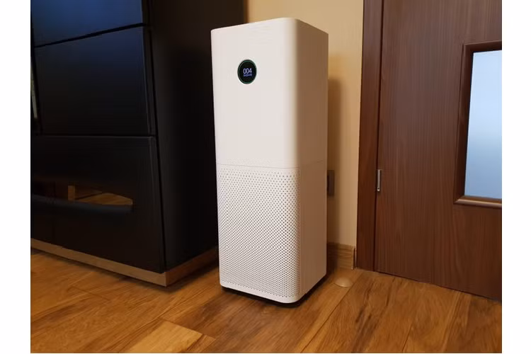 Xiaomi Mi Pro FJY4013GL được giảm 500.000 đồng, còn 4,9 triệu đồng. Sản phẩm sở hữu thiết kế hiện đại, người dùng có thể điều khiển, xem các chỉ số qua ứng dụng trên điện thoại. Thiết bị có màng lọc than hoạt tính khử mùi, khử chất độc, bụi bẩn kích thước 0.3 µm. Sản phẩm có thể đáp ứng diện tích phòng từ 35-60 m2. Ảnh: Mobileso.