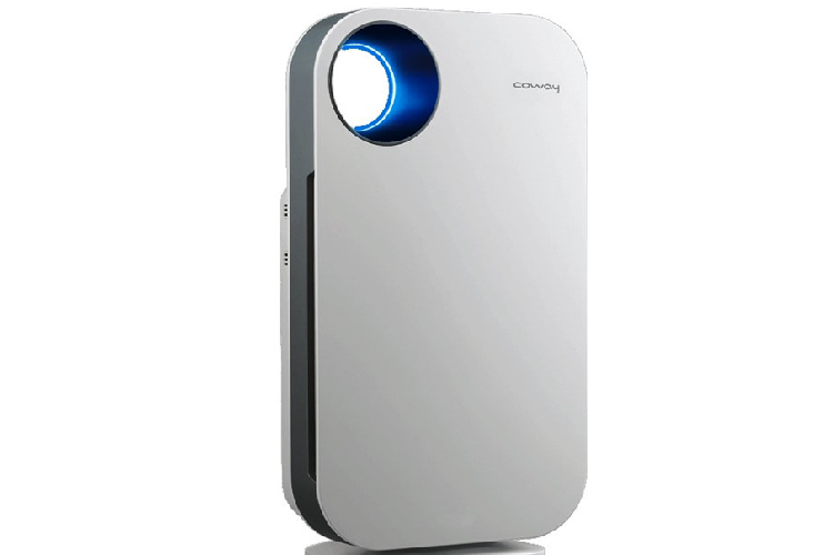 Coway AP-1008CH là thương hiệu máy lọc của Hàn Quốc. Sản phẩm đang được bán với giá 10 triệu đồng, giảm 1,8 triệu đồng. Máy lọc có kiểu dáng tối giản, khá mỏng và đẹp mắt. Coway AP-1008CH có thể làm sạch không khí cho căn phòng có diện tích khoảng 35 m2, khử được 99% virus cúm A H1N1. Ảnh: Coway.