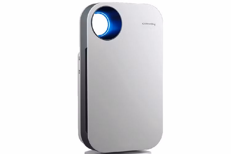 Coway AP-1008CH là thương hiệu máy lọc của Hàn Quốc. Sản phẩm đang được bán với giá 10 triệu đồng, giảm 1,8 triệu đồng. Máy lọc có kiểu dáng tối giản, khá mỏng và đẹp mắt. Coway AP-1008CH có thể làm sạch không khí cho căn phòng có diện tích khoảng 35 m2, khử được 99% virus cúm A H1N1. Ảnh: Coway.