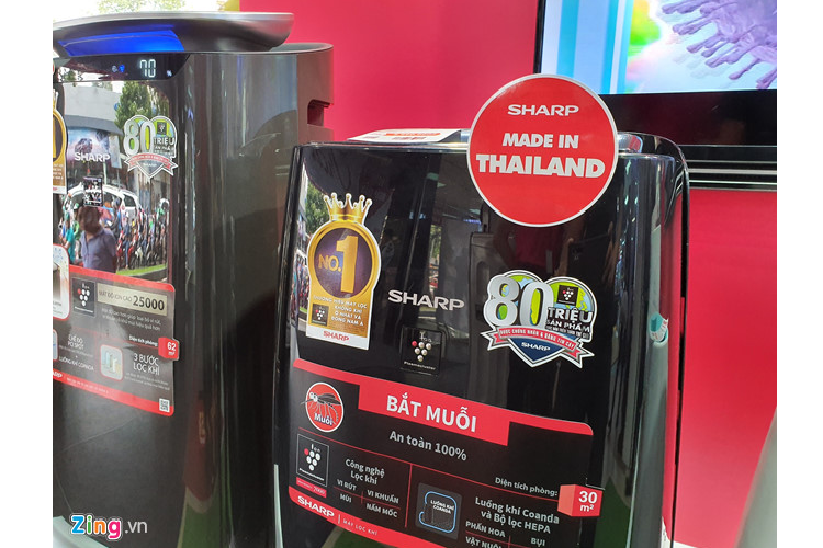 Sharp FP-JM30V-B đang được giảm 2 triệu đồng, còn 3 triệu đồng. Chương trình áp dụng khi người dùng mua online ở một số hệ thống lớn. Sản phẩm sở hữu thiết kế khá nhỏ gọn và chỉ có màu đen. Bên cạnh khả năng lọc sạch không khí, khử mùi, loại bỏ bụi bẩn, nấm mốc, vi khuẩn, virus... gây hại sức khỏe, thiết bị còn có thể bắt muỗi.