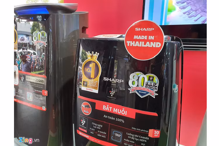 Sharp FP-JM30V-B đang được giảm 2 triệu đồng, còn 3 triệu đồng. Chương trình áp dụng khi người dùng mua online ở một số hệ thống lớn. Sản phẩm sở hữu thiết kế khá nhỏ gọn và chỉ có màu đen. Bên cạnh khả năng lọc sạch không khí, khử mùi, loại bỏ bụi bẩn, nấm mốc, vi khuẩn, virus... gây hại sức khỏe, thiết bị còn có thể bắt muỗi.