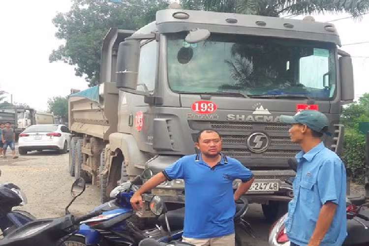 Cong an tim nhan chung vu tai xe xe ben can chet be trai roi bo chay-Hinh-2