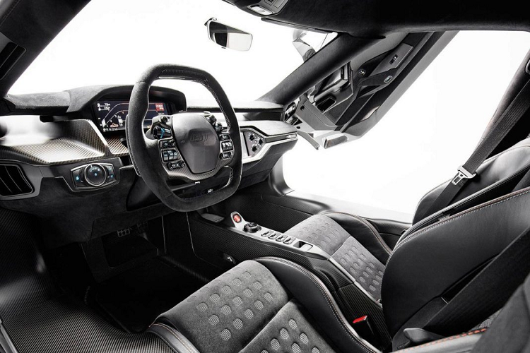 Một cổng USD dưới táp-lô sẽ cho phép chủ xe kết nối chiếc xe với điện thoại của họ. Ứng dụng này sẽ ghi lại toàn bộ quá trình hoạt động của xe băng một camera đặt tại cản trước. Từng thông số của xe như tốc độ, áp suất lốp, nhiệt độ động cơ,… sẽ được truyền đến điện thoại, giúp chủ xe có thể hiểu rõ chiếc xe của mình hơn bao giờ hết.