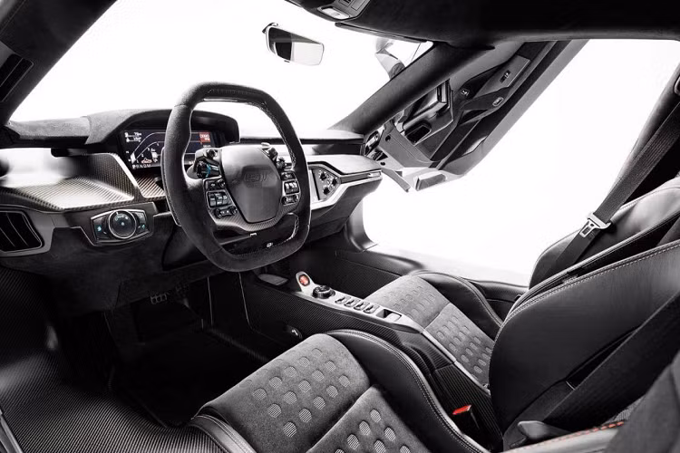 Một cổng USD dưới táp-lô sẽ cho phép chủ xe kết nối chiếc xe với điện thoại của họ. Ứng dụng này sẽ ghi lại toàn bộ quá trình hoạt động của xe băng một camera đặt tại cản trước. Từng thông số của xe như tốc độ, áp suất lốp, nhiệt độ động cơ,… sẽ được truyền đến điện thoại, giúp chủ xe có thể hiểu rõ chiếc xe của mình hơn bao giờ hết.