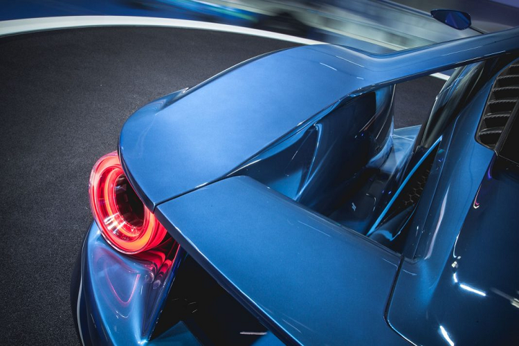 Sau khoang cabin, Ford GT đã thiết kế hai hốc gió riêng biệt, nằm cách khoang lái khá xa. Phía trên, Ford đã làm một thanh nối giữa hốc gió tản nhiệt này cùng mui xe. Thiết kế này một phần giúp luồng gió qua xe trơn tru hơn, giảm trọng lượng cũng như đóng vai trò như một cánh gió cố định giúp tăng lực ép.