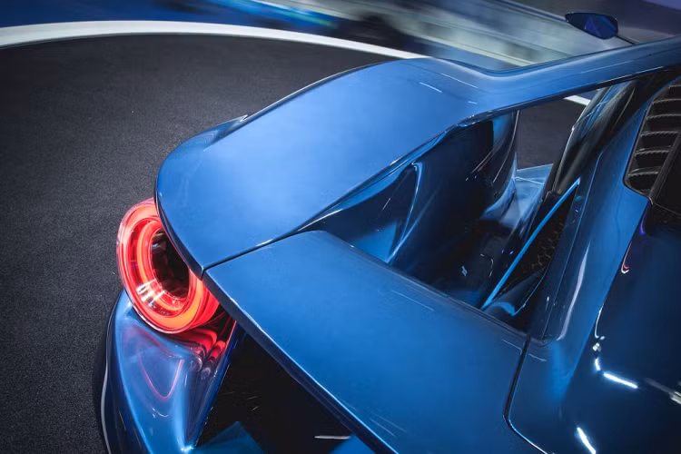 Sau khoang cabin, Ford GT đã thiết kế hai hốc gió riêng biệt, nằm cách khoang lái khá xa. Phía trên, Ford đã làm một thanh nối giữa hốc gió tản nhiệt này cùng mui xe. Thiết kế này một phần giúp luồng gió qua xe trơn tru hơn, giảm trọng lượng cũng như đóng vai trò như một cánh gió cố định giúp tăng lực ép.