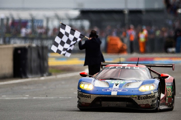 Vào năm 2013, khi những nguyên mẫu đầu tiên được phát triển, Ford cũng đã phát triển song song biến thể Le Mans của GT. Và khi ra mắt giải đua vào năm 2016, chiếc xe đó đã giành chiến thắng phân khúc GTE Pro năm đó, đúng vào dịp kỷ niệm 50 năm chiến thắng đầu tiên của Ford tại Le Mans 24h với GT40 MkII.