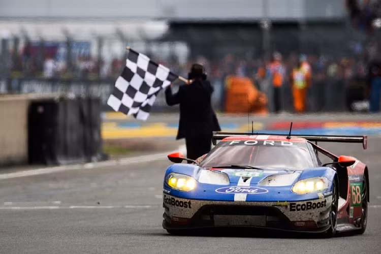 Vào năm 2013, khi những nguyên mẫu đầu tiên được phát triển, Ford cũng đã phát triển song song biến thể Le Mans của GT. Và khi ra mắt giải đua vào năm 2016, chiếc xe đó đã giành chiến thắng phân khúc GTE Pro năm đó, đúng vào dịp kỷ niệm 50 năm chiến thắng đầu tiên của Ford tại Le Mans 24h với GT40 MkII.